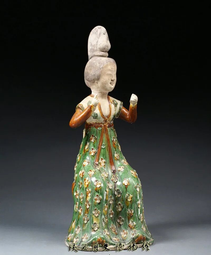 唐三彩作品造型丰富,唐三彩梳妆女俑就是其中一件精品.