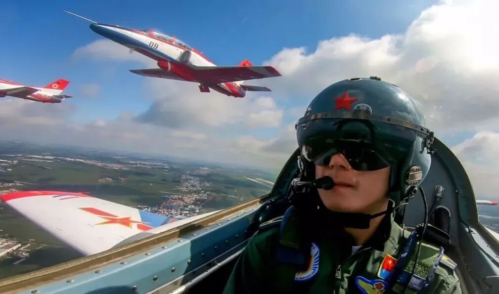 敬礼高高飘扬的八一军旗