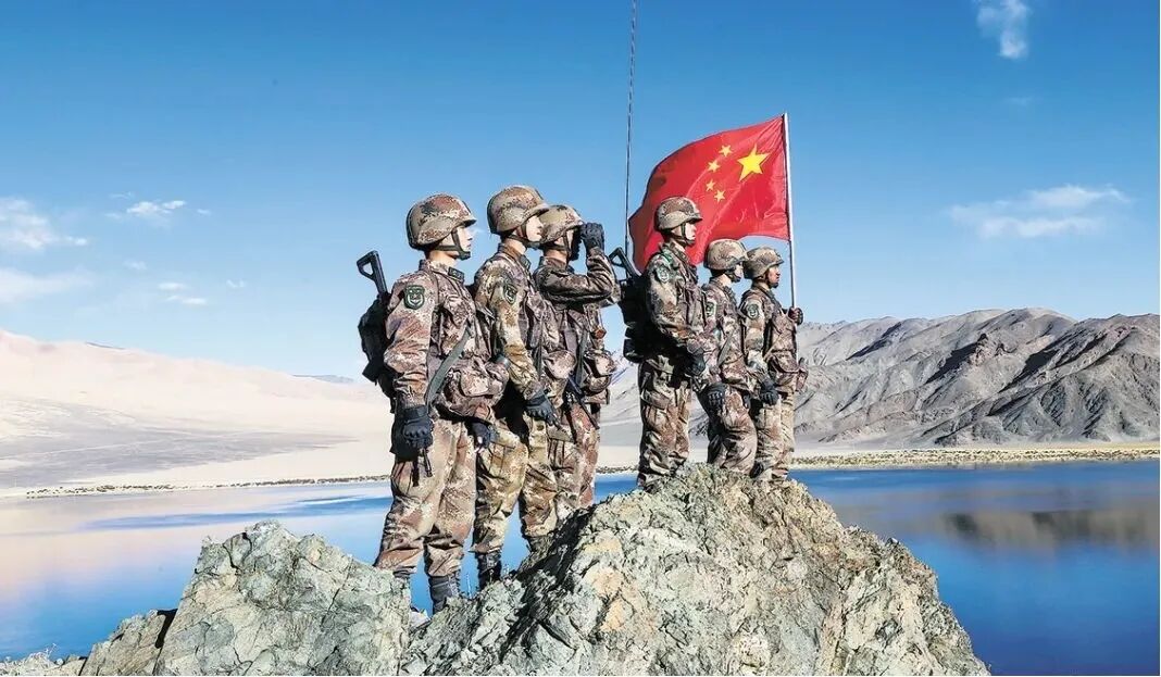 敬礼高高飘扬的八一军旗