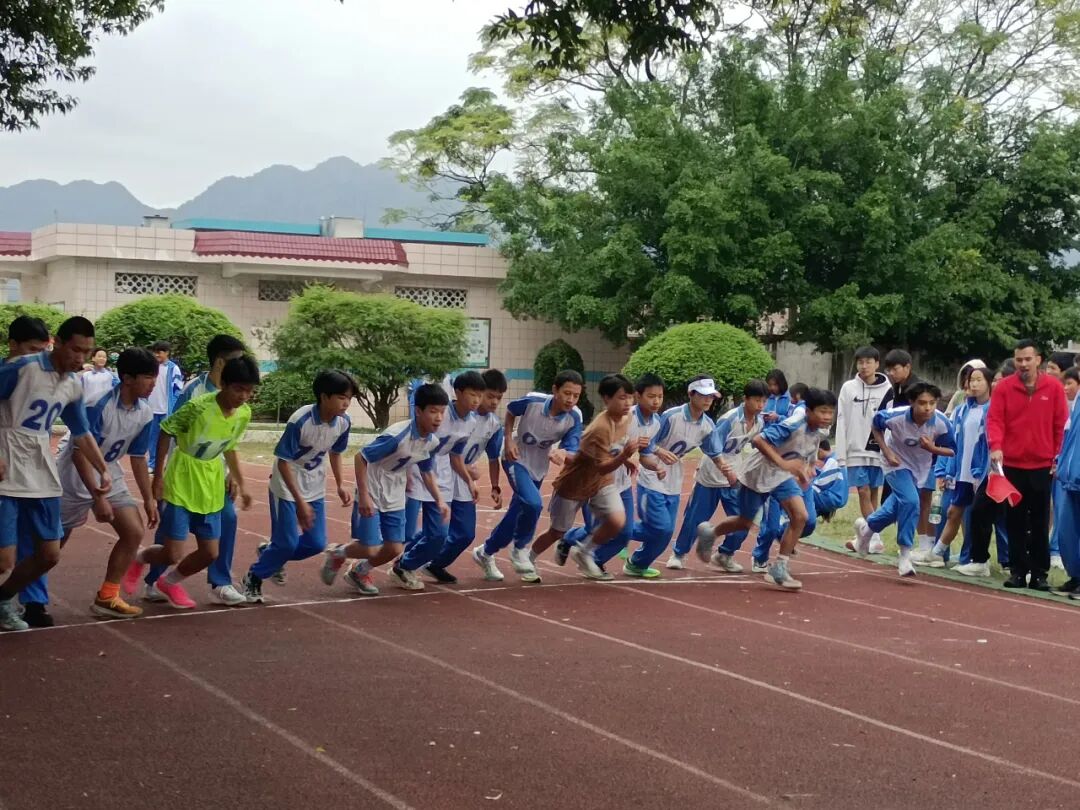 仁化县董塘中学举行第四十一届校运会 助力文明校园创建