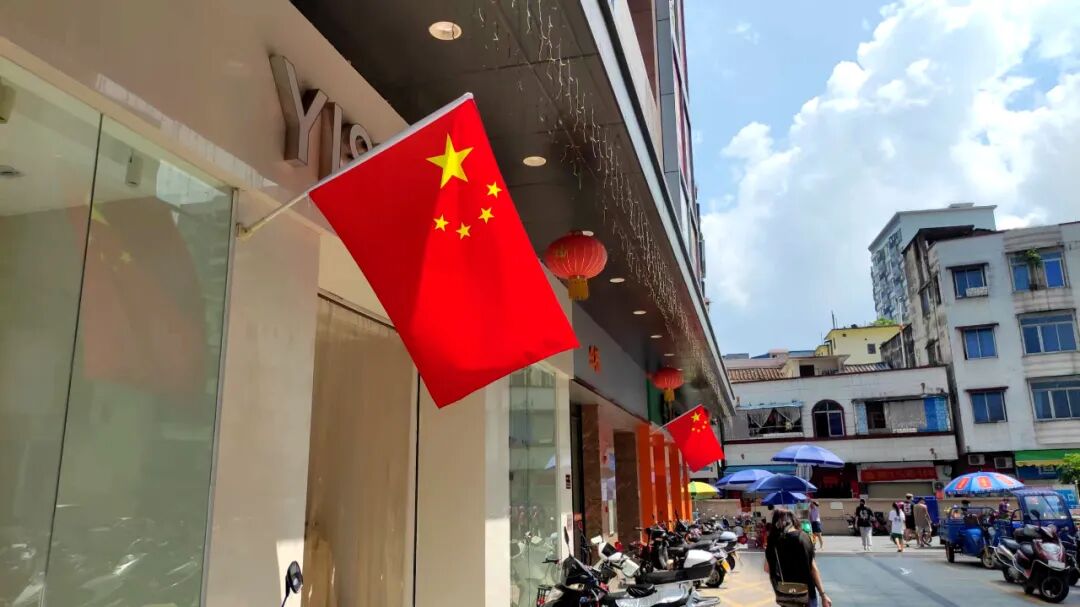 一面面五星红旗映衬着幸福生活最红火的底色更诠释着内心最热烈的爱与