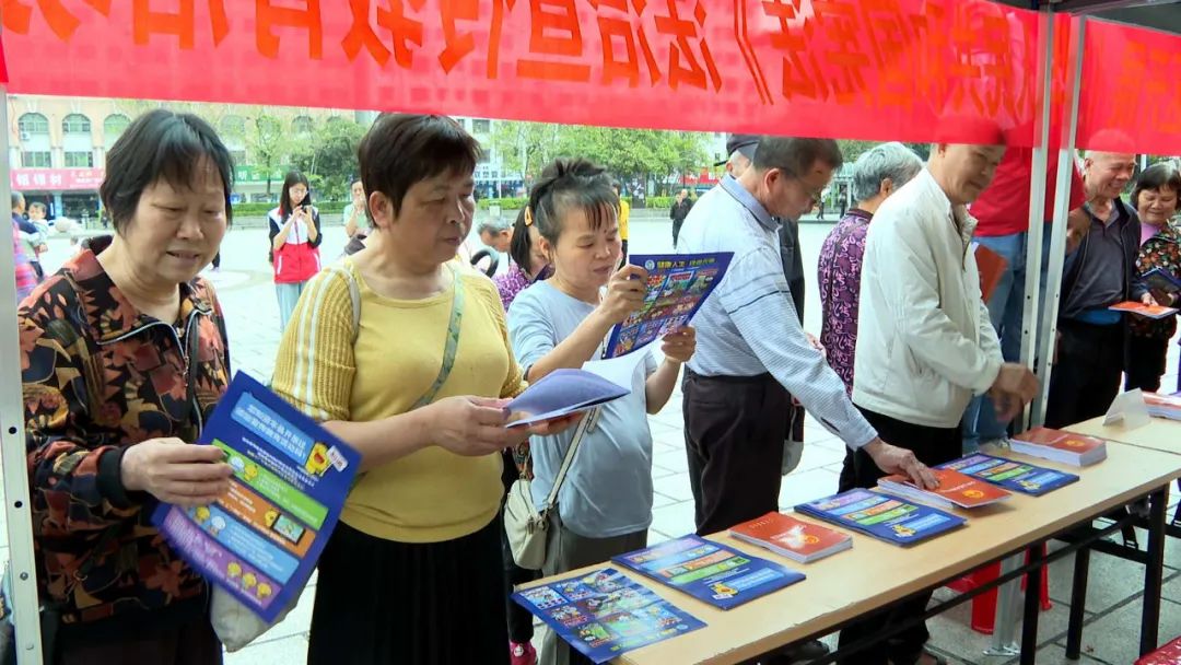 现场法治宣传教育活动《中华人民共和国宪法》在县文化广场开展3月28