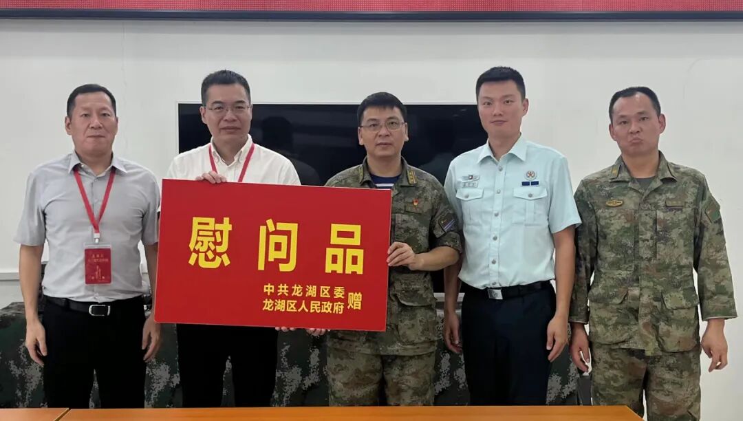 关爱退役军人的氛围,"八一"前夕,由龙湖区政府副区长郑曦带队,组织