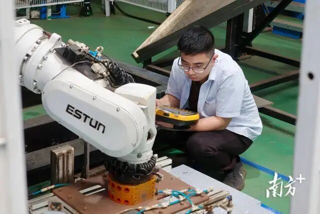 正超电气生产车间内，工作人员在调试机械臂。  南方+ 蔡沚彦 拍摄