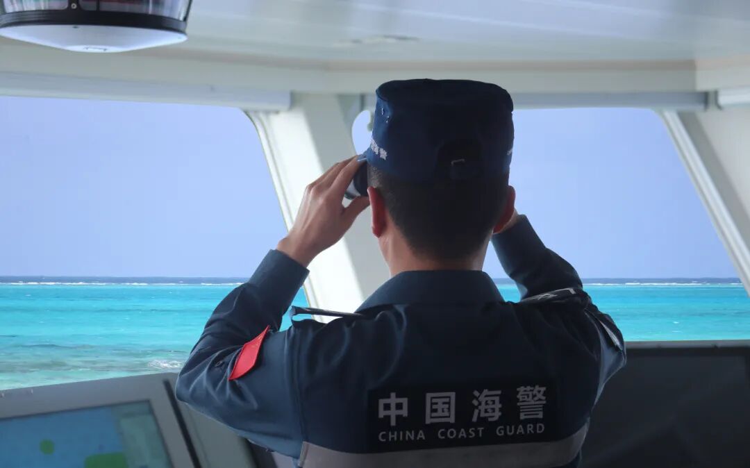 4海警执法员用望远镜.jpg