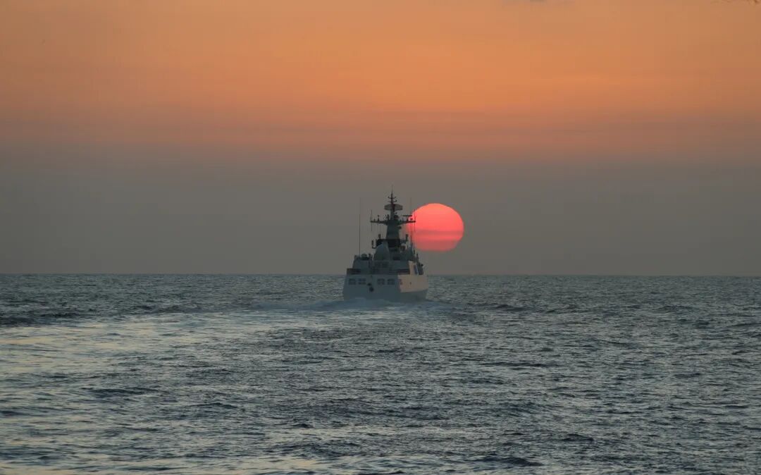 7舰影逐朝阳，破浪向深蓝.JPG