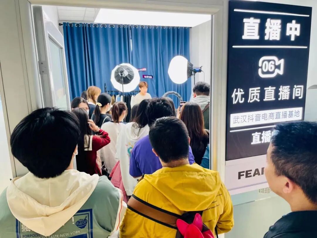 汉口北电商直播基地内主播正在直播.