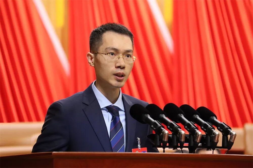 吴荣照.来源:鸿星尔克官网那是2003年,鸿星尔克的自主品牌刚创办三年.