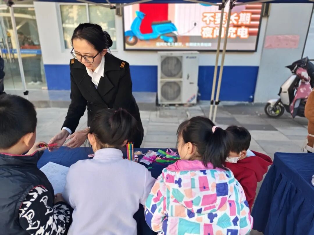 24.绿色出行伴同行·低碳地铁暖民心 曹洁205338供图.jpg