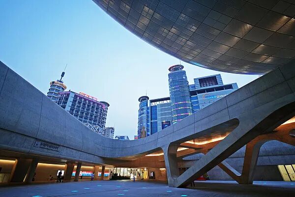 韩国首尔一广场(资料图)⊙美国法院强制马斯克出席听证会,以调查