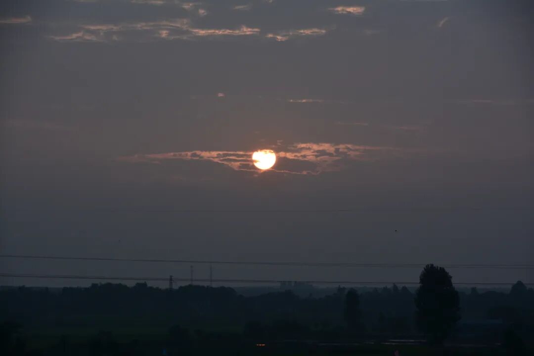每日好诗夕阳拖着疲惫翻过大山