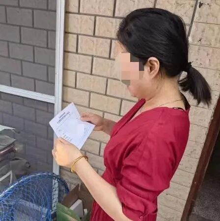 不牵绳,未按期办理养犬登记不文明行为人:钱某莲(女,420221********