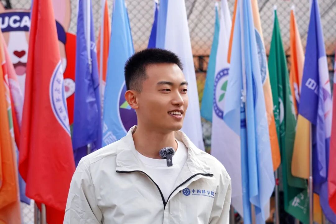 所旗-何慕-横1（钟芸霏 摄）.JPG