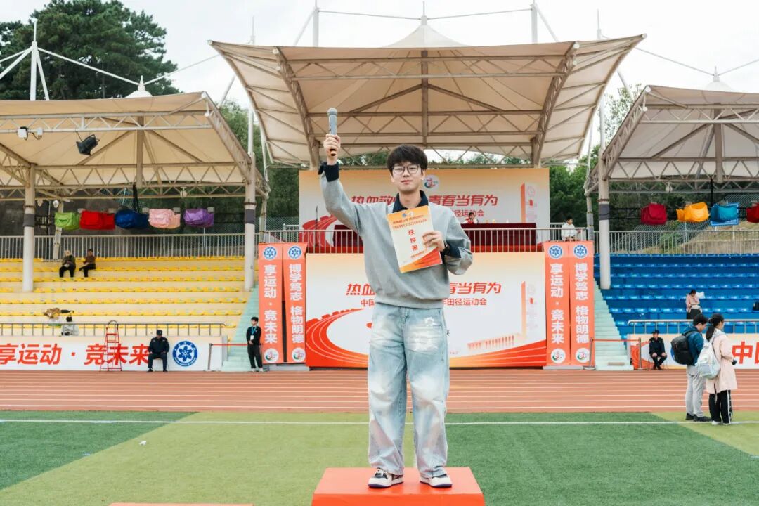 张鹏飞 调色（公司 摄）.jpg