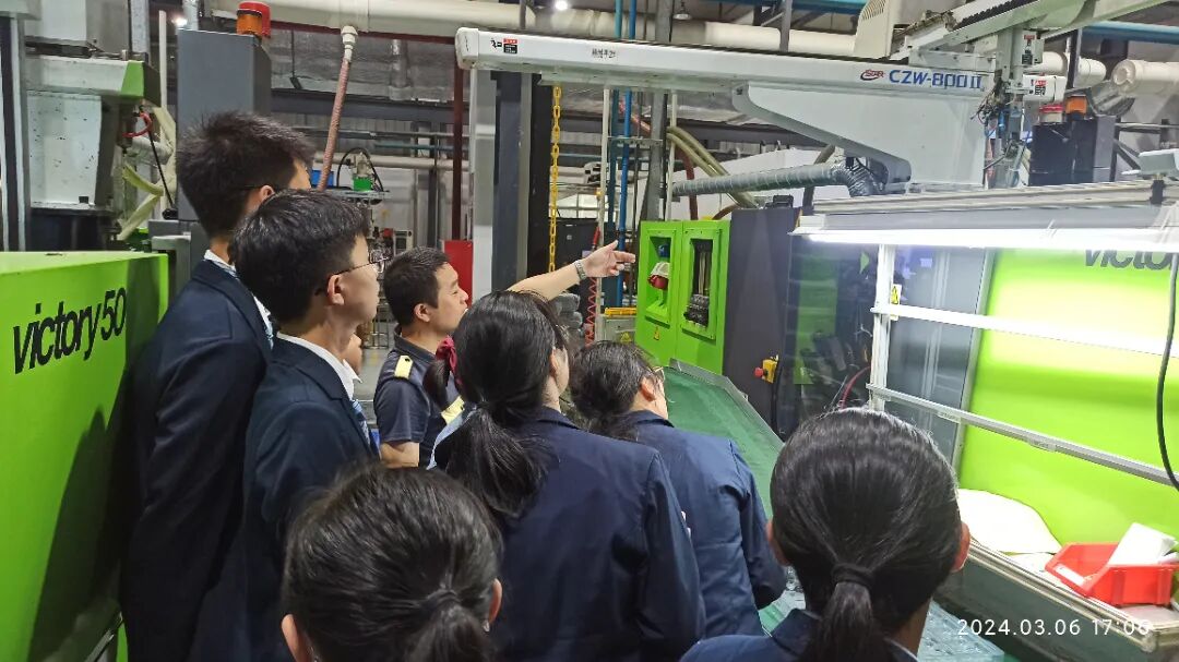 “行走的思政课+劳创课”让师生走进身边的高科技企业