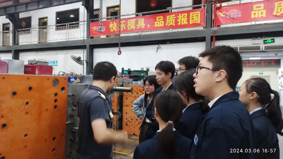 “行走的思政课+劳创课”让师生走进身边的高科技企业