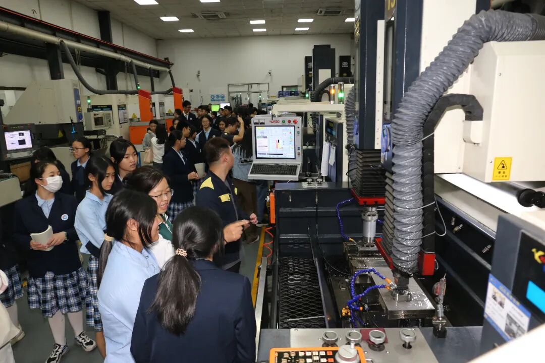 “行走的思政课+劳创课”让师生走进身边的高科技企业