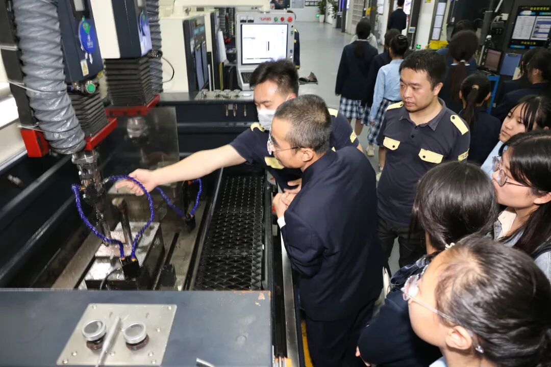 “行走的思政课+劳创课”让师生走进身边的高科技企业