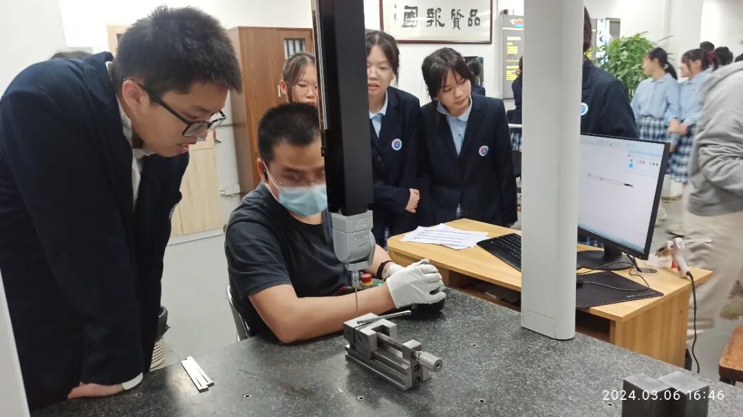 “行走的思政课+劳创课”让师生走进身边的高科技企业
