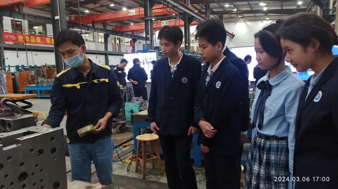 “行走的思政课+劳创课”让师生走进身边的高科技企业