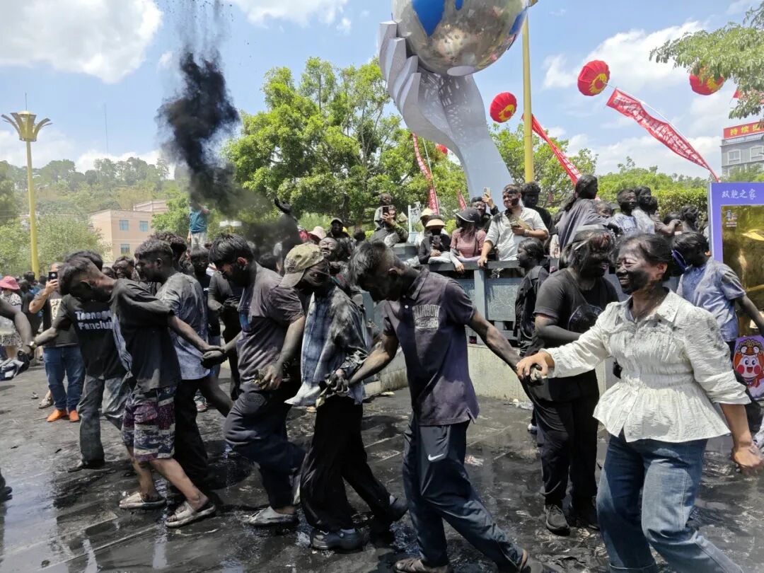 普洱墨江:万人狂欢抹黑脸 吉祥祝福送不停