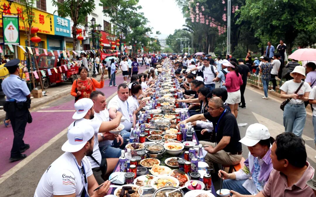 普洱墨江:哈尼长街宴热闹开席 感受美食和双胞文化双重快乐
