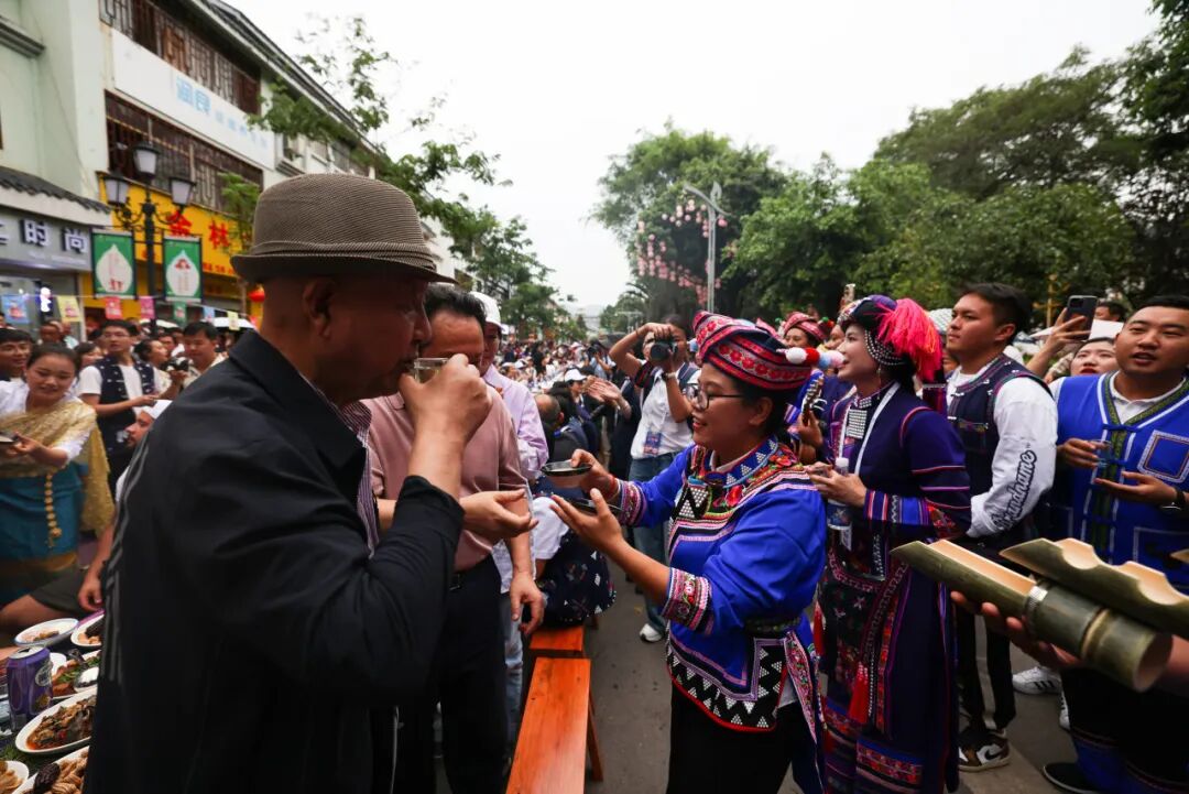 普洱墨江:哈尼长街宴热闹开席 感受美食和双胞文化双重快乐