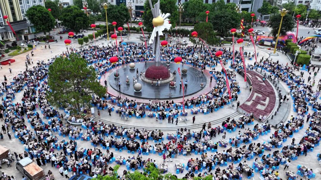 普洱墨江:哈尼长街宴热闹开席 感受美食和双胞文化双重快乐