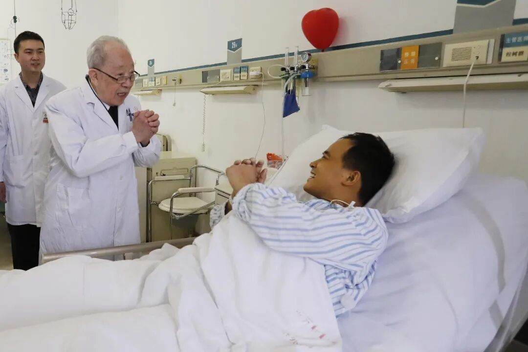 中新社：上海：“中国肝胆外科之父”吴孟超大年初一心里装的是病人资讯素材-ID:1145455161
