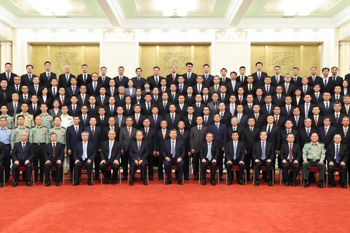 习近平接见探月工程嫦娥六号任务参研参试人员代表(图2) 习近平接见探月工程嫦娥六号任务参研参试人员代表(图2)