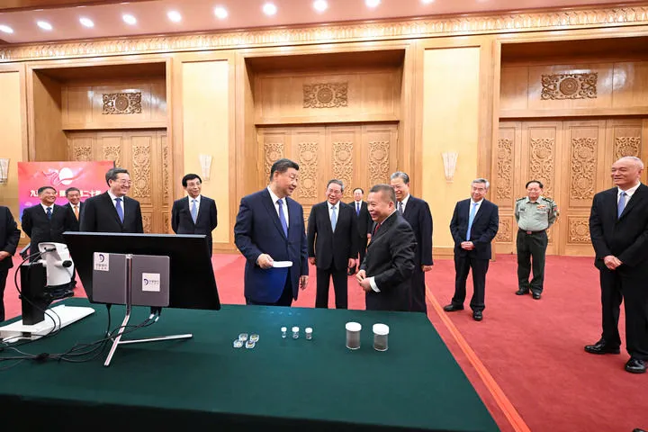 习近平接见探月工程嫦娥六号任务参研参试人员代表(图4) 图片
