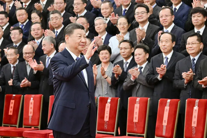习近平接见探月工程嫦娥六号任务参研参试人员代表(图3) 图片
