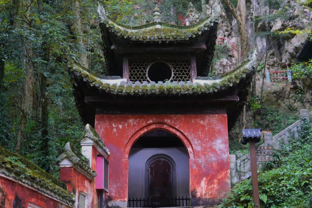 黔东南新闻网>文化旅游频道>旅游>景点推荐>"黄平飞云崖的景色真迷人