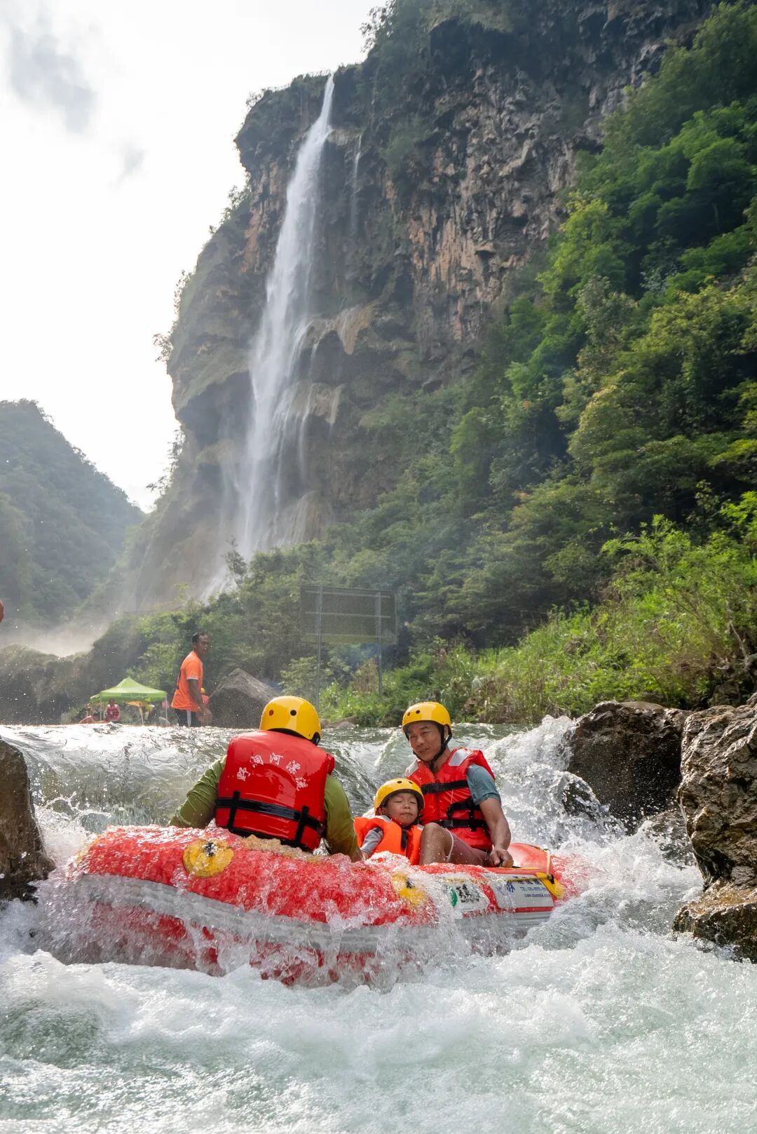 黄平野洞河夏日"漂流热" 游客避暑觅清凉