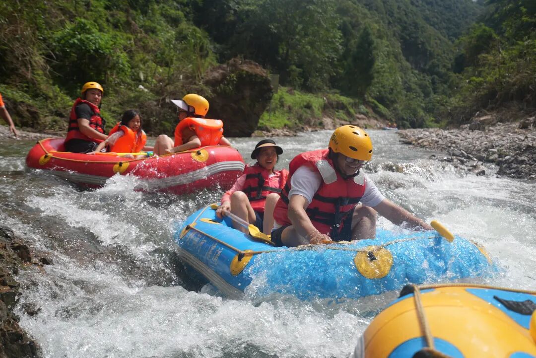 黄平野洞河夏日"漂流热" 游客避暑觅清凉