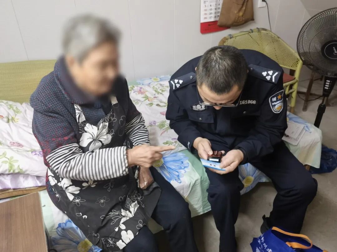 陈磊在帮老人输入他的手机号码，方便联系