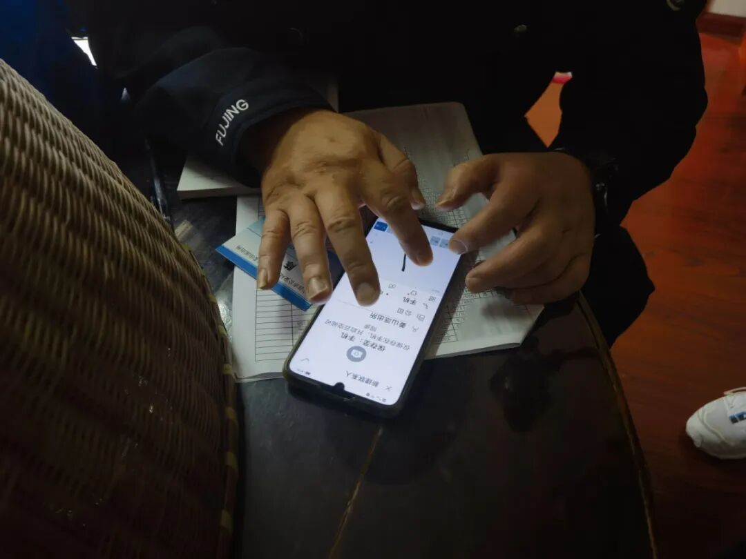 陈磊在帮老人输入手机号码