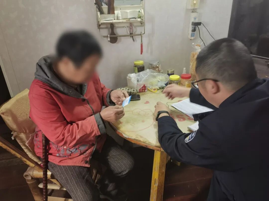 陈磊给老人发名片并告诉她有困难可以找他