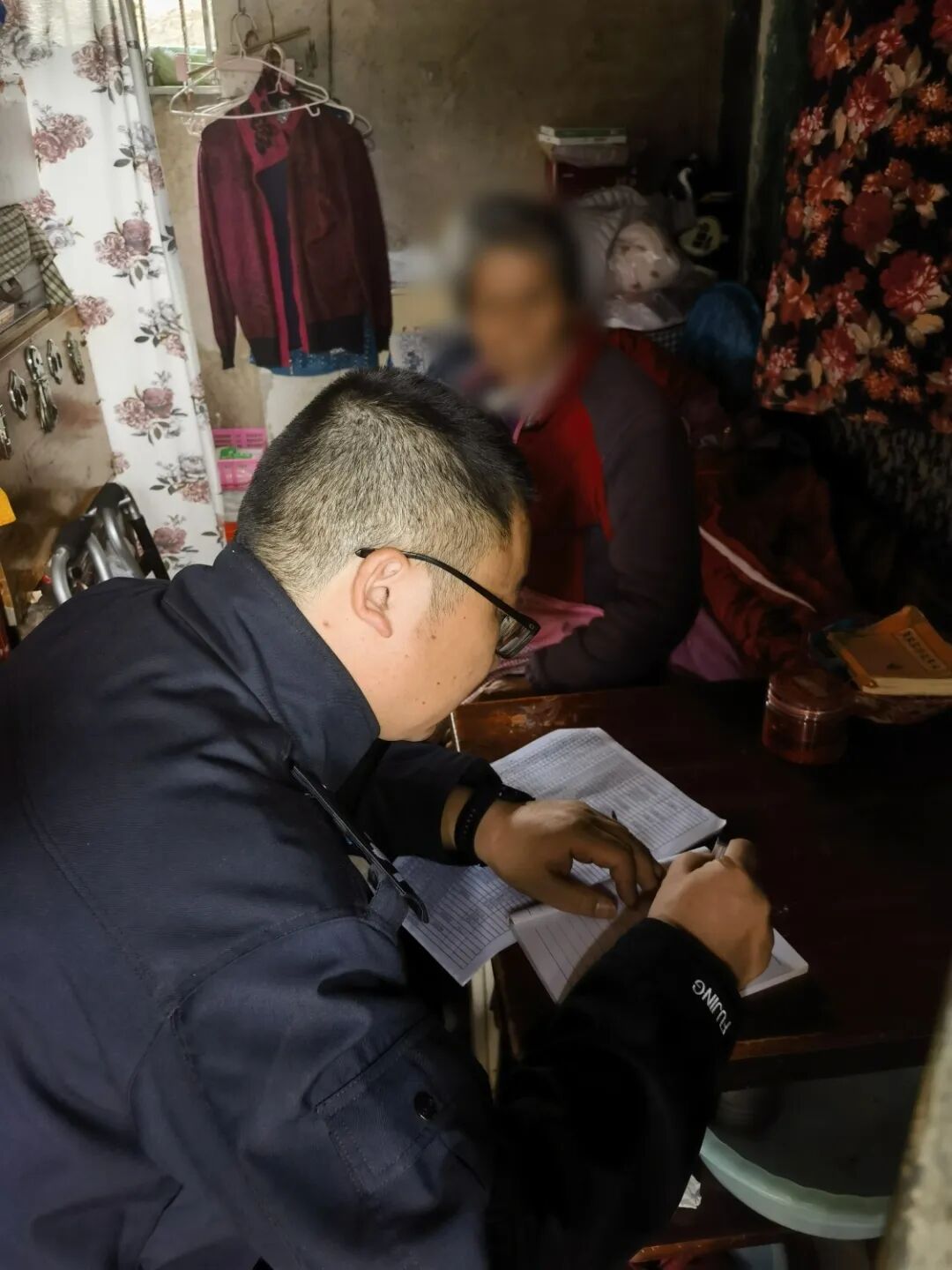 陈磊在记录老人的情况