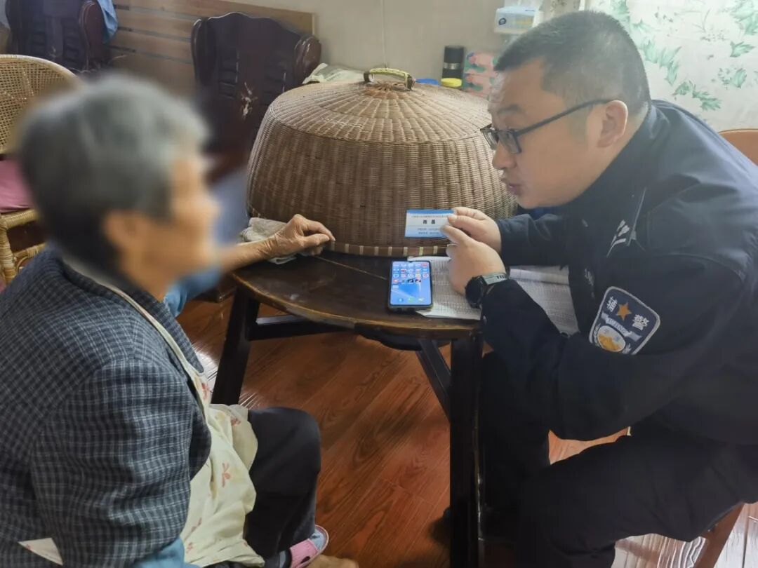 陈磊告诉老人有困难就打他的号码