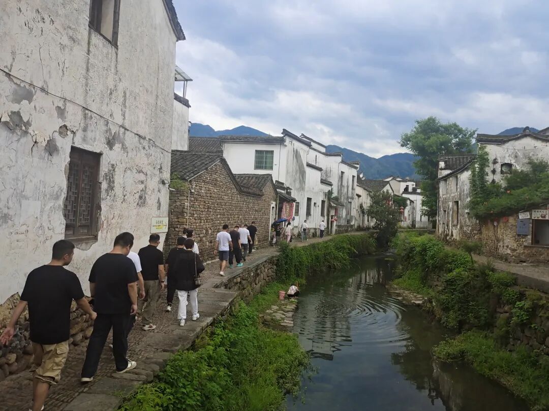 逛好龙门古镇,我们准备回家了,结果娃爸没有开往回杭州的方向,而是开