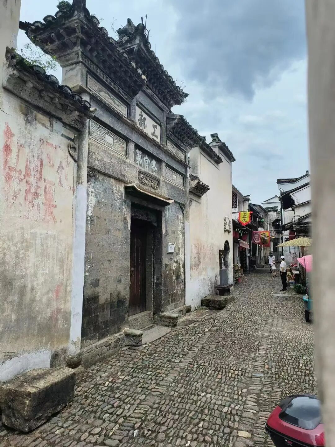 逛好龙门古镇,我们准备回家了,结果娃爸没有开往回杭州的方向,而是开