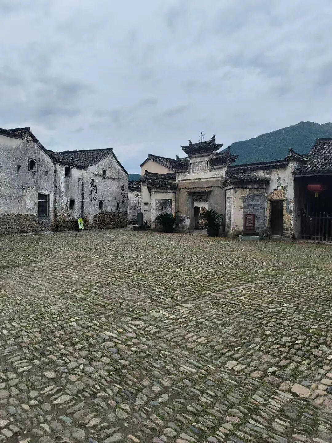 星期二,党员活动在龙门古镇,参观了孙晓梅故居,孙权祠堂.