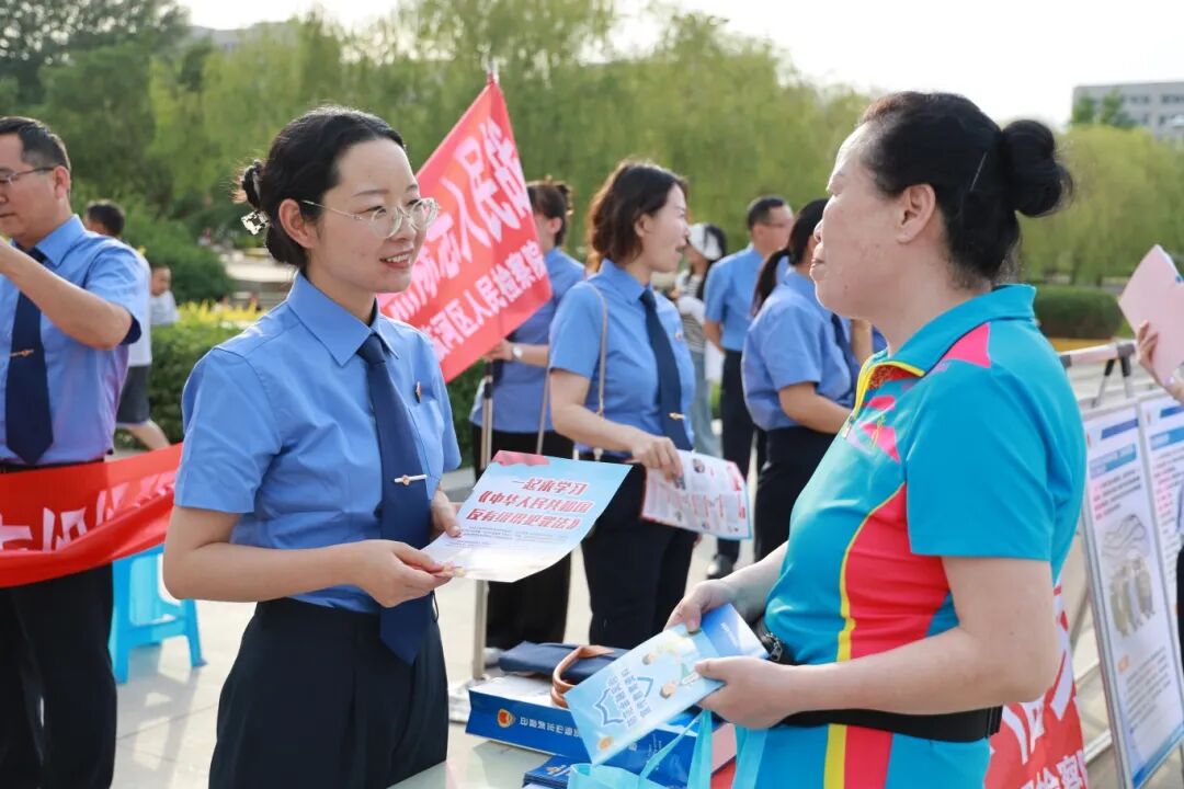 进校园,进广场,法律知识在线宣传,拍摄普法宣传片等"线上 线下"的方式