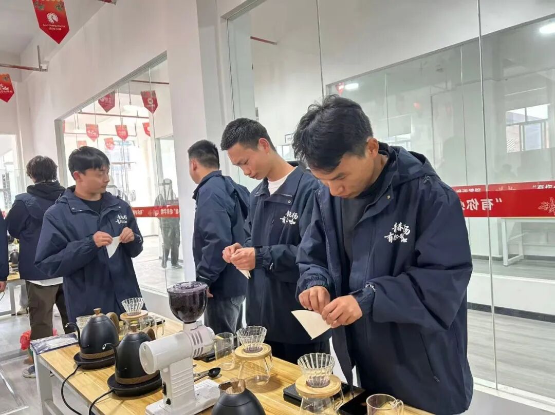 _青春逐光赴咖约 产业焕新启新程——第二届“青春飞扬·有你必咖”大学生咖啡采摘节侧记_青春逐光赴咖约 产业焕新启新程——第二届“青春飞扬·有你必咖”大学生咖啡采摘节侧记