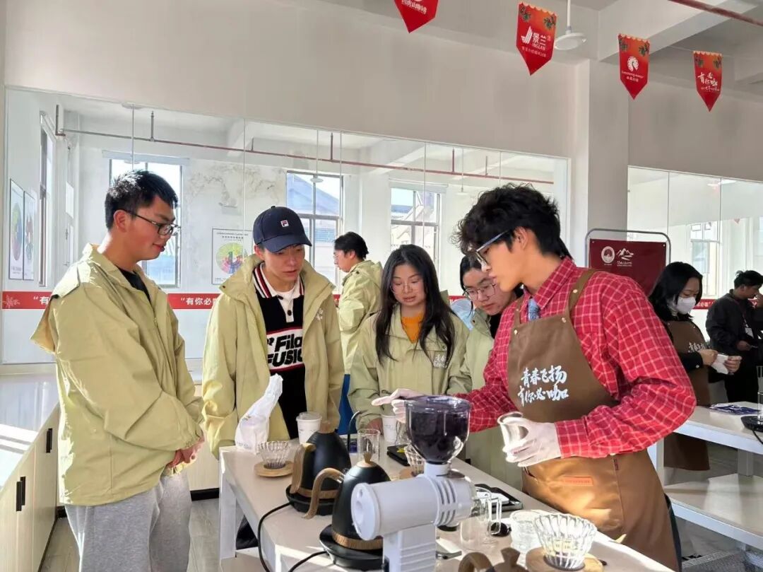 青春逐光赴咖约 产业焕新启新程——第二届“青春飞扬·有你必咖”大学生咖啡采摘节侧记_青春逐光赴咖约 产业焕新启新程——第二届“青春飞扬·有你必咖”大学生咖啡采摘节侧记_