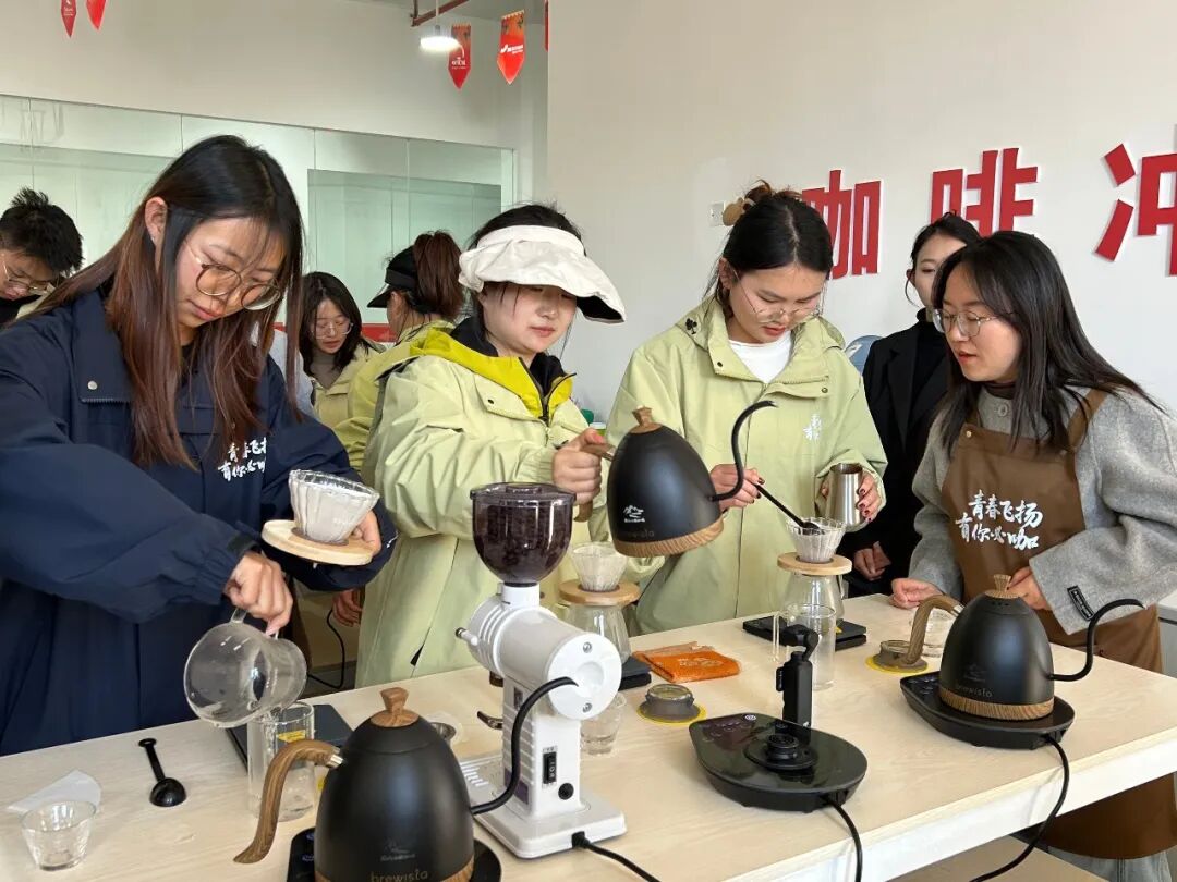 _青春逐光赴咖约 产业焕新启新程——第二届“青春飞扬·有你必咖”大学生咖啡采摘节侧记_青春逐光赴咖约 产业焕新启新程——第二届“青春飞扬·有你必咖”大学生咖啡采摘节侧记