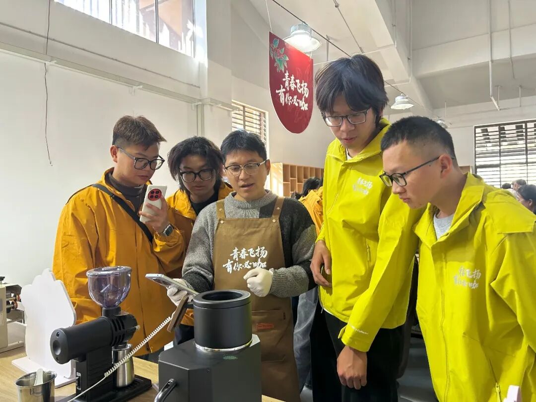 青春逐光赴咖约 产业焕新启新程——第二届“青春飞扬·有你必咖”大学生咖啡采摘节侧记_青春逐光赴咖约 产业焕新启新程——第二届“青春飞扬·有你必咖”大学生咖啡采摘节侧记_