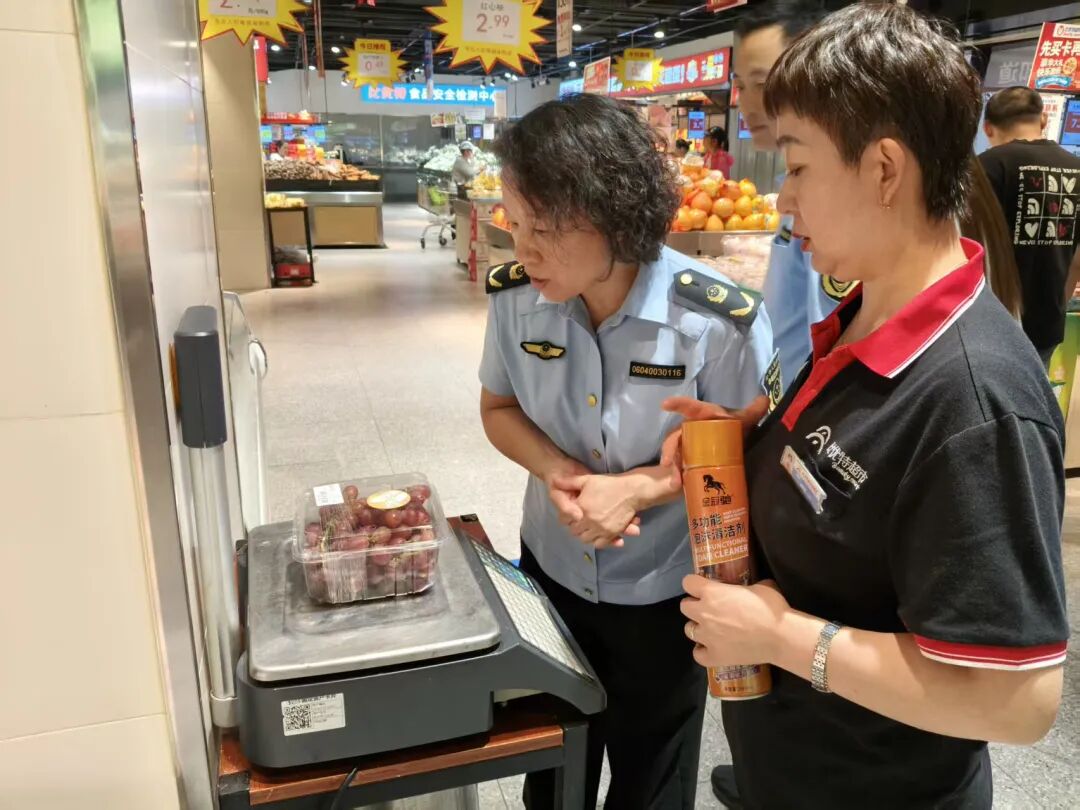 _国庆节日小区保安坚守心情_坚守在岗国庆节人物通讯标题
