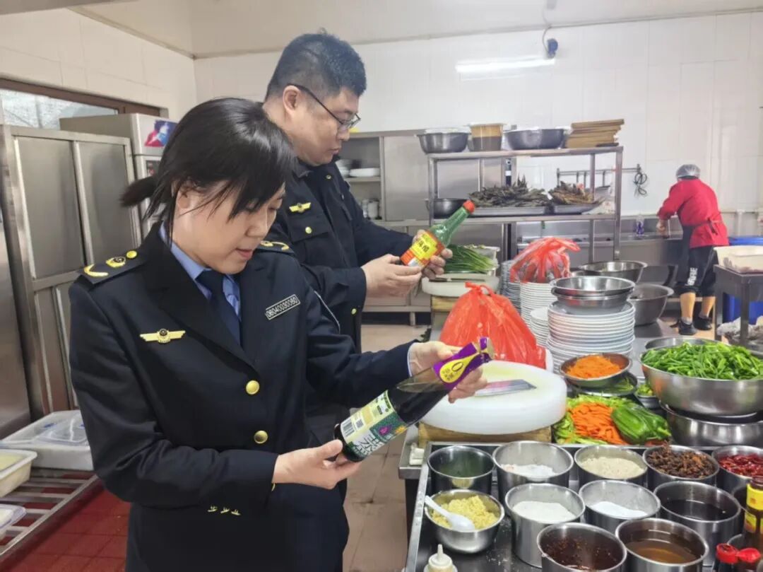 以“坚守”换“安心” “市监蓝”织密安全防护网（二）_以“坚守”换“安心” “市监蓝”织密安全防护网（二）_